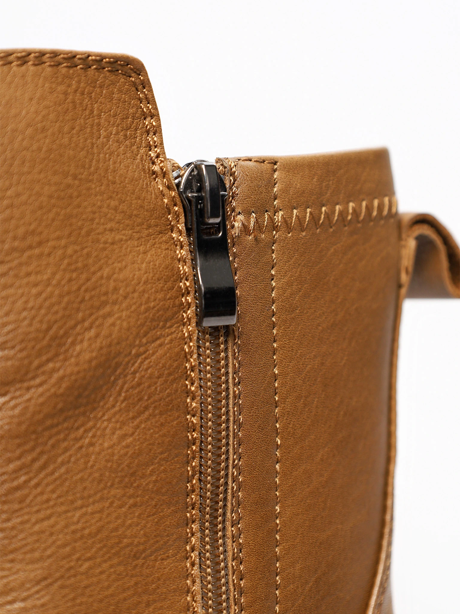 Ботинки светло-коричневого цвета на среднем широком каблуке